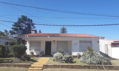 Venta, Gran Propiedad, 4 Dormitorios, Estufa a Leña, Ubicada a Metros de Playa Brava - Atlántida CA555