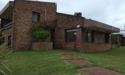 Venta, Gran Propiedad De 3 Dormitorios, Ubicada Sobre La Rambla - Las Toscas  CA610