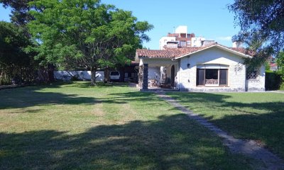 Venta Gran Chalet con amplio terreno a 100 metros del mar, y a pasos del centro, 4 dormitorios y 2 baños, Atlàntida