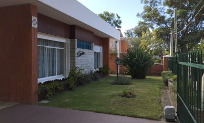 Venta, Excelente propiedad a 200 metros del mar, 3 dormitorios, amplio terreno sobre Avenida principal de Atlántida