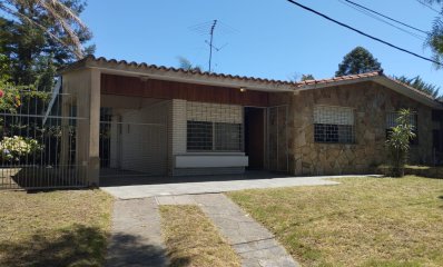 Venta, Casa 2 Dormitorios, a 200 metros de Avenida Principal, Atlántida
