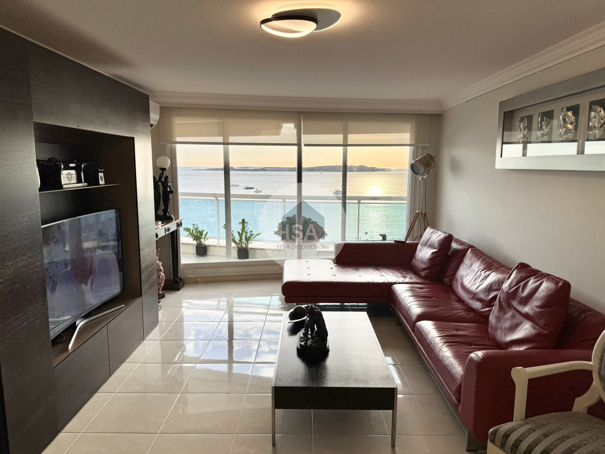 Apartamento ID.623 - OPORTUNIDAD En primera línea frente al mar en playa Mansa, 2 dormitorios en suite