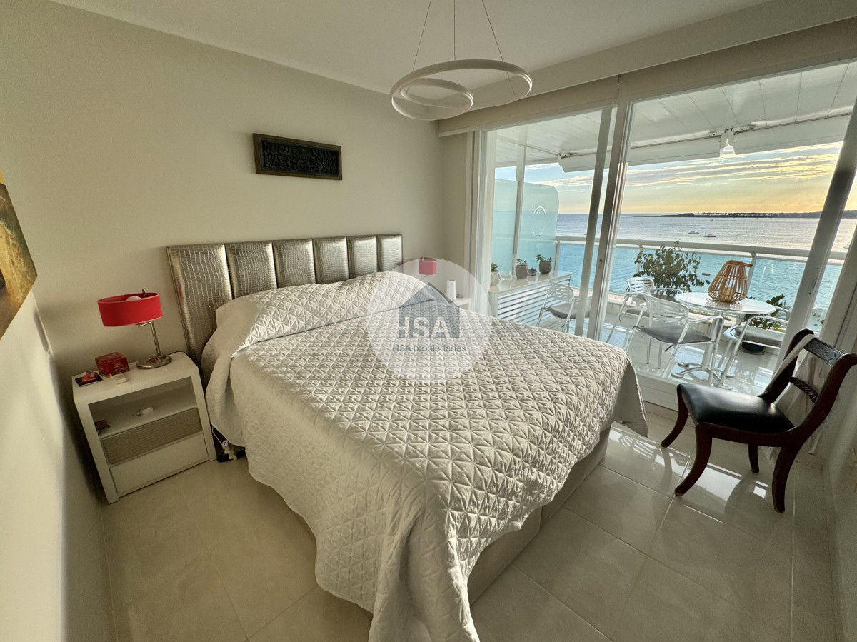 Apartamento ID.623 - OPORTUNIDAD En primera línea frente al mar en playa Mansa, 2 dormitorios en suite