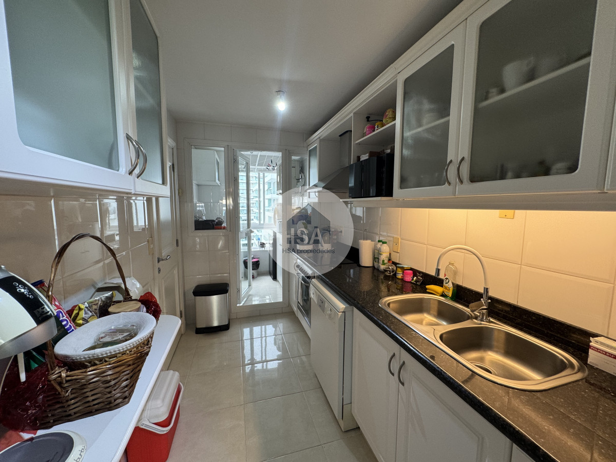 Apartamento ID.623 - OPORTUNIDAD En primera línea frente al mar en playa Mansa, 2 dormitorios en suite