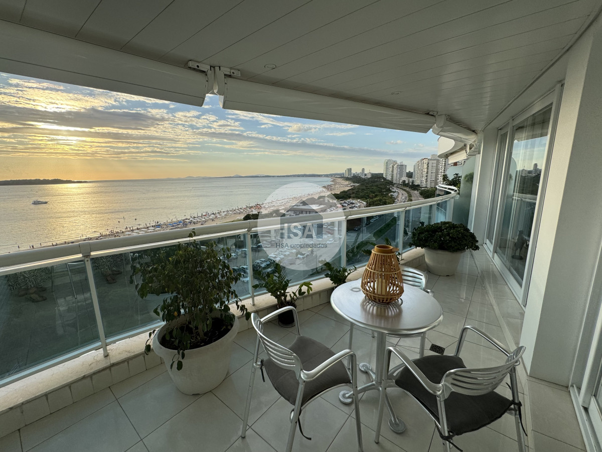 Apartamento ID.623 - OPORTUNIDAD En primera línea frente al mar en playa Mansa, 2 dormitorios en suite