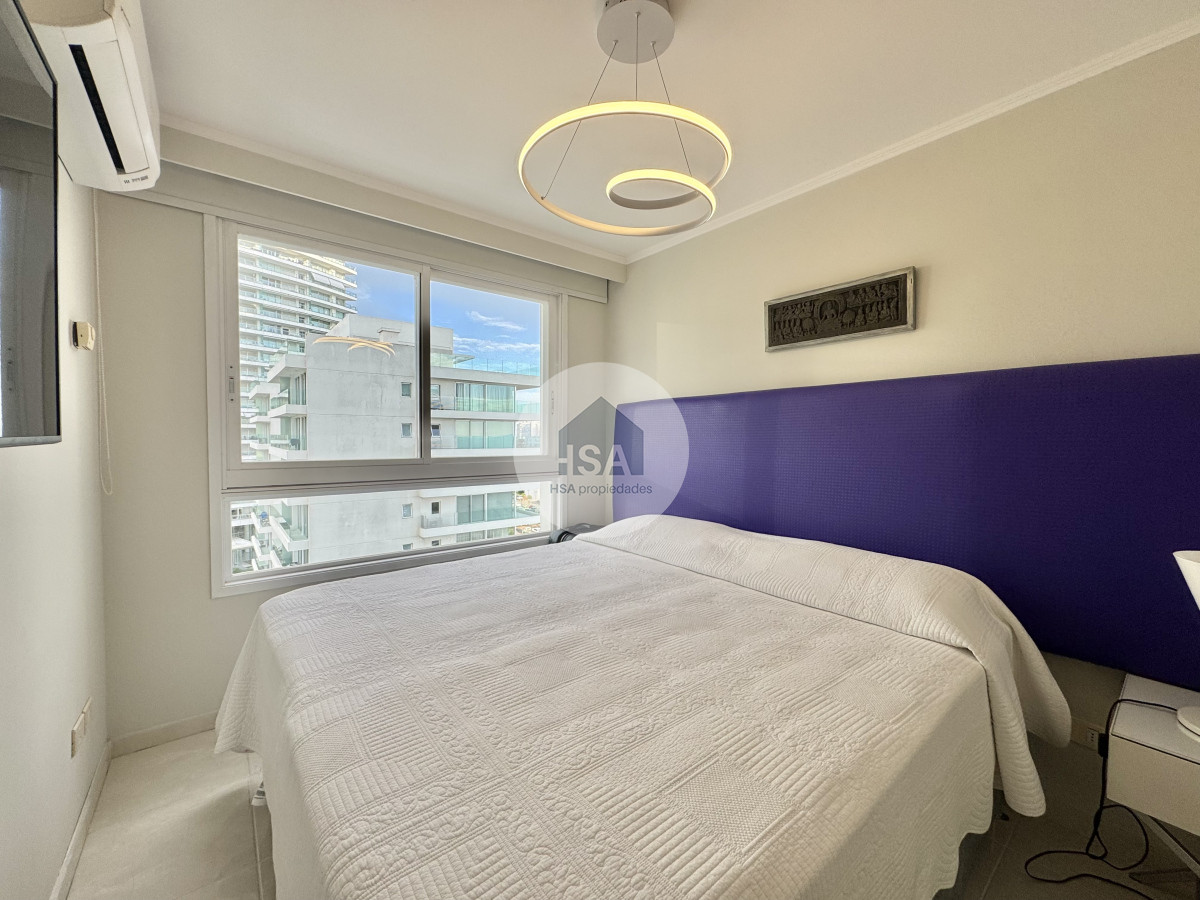 Apartamento ID.623 - OPORTUNIDAD En primera línea frente al mar en playa Mansa, 2 dormitorios en suite