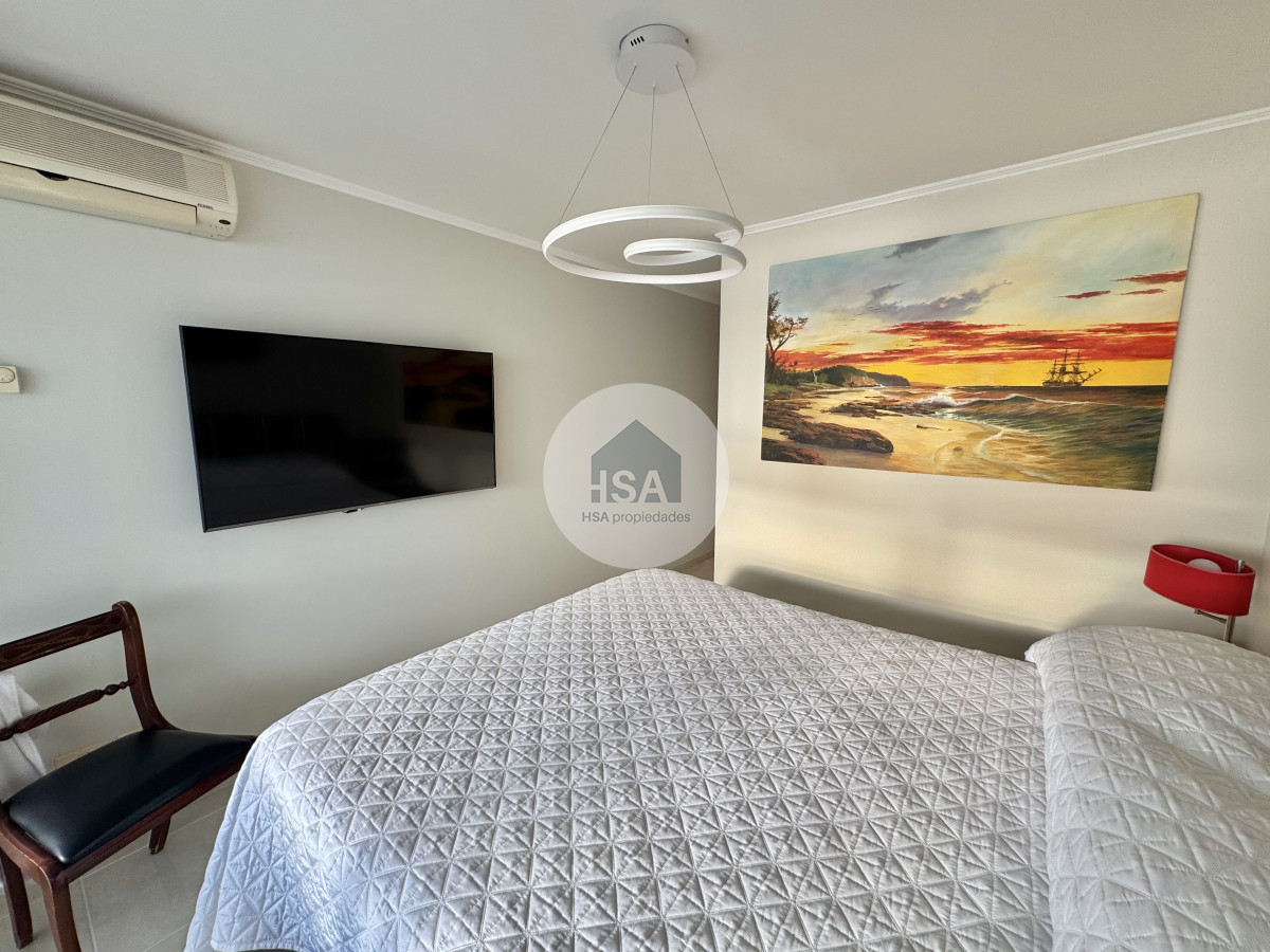 Apartamento ID.623 - OPORTUNIDAD En primera línea frente al mar en playa Mansa, 2 dormitorios en suite