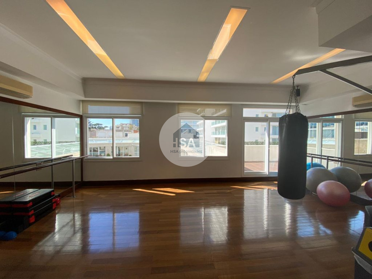 Apartamento ID.623 - OPORTUNIDAD En primera línea frente al mar en playa Mansa, 2 dormitorios en suite