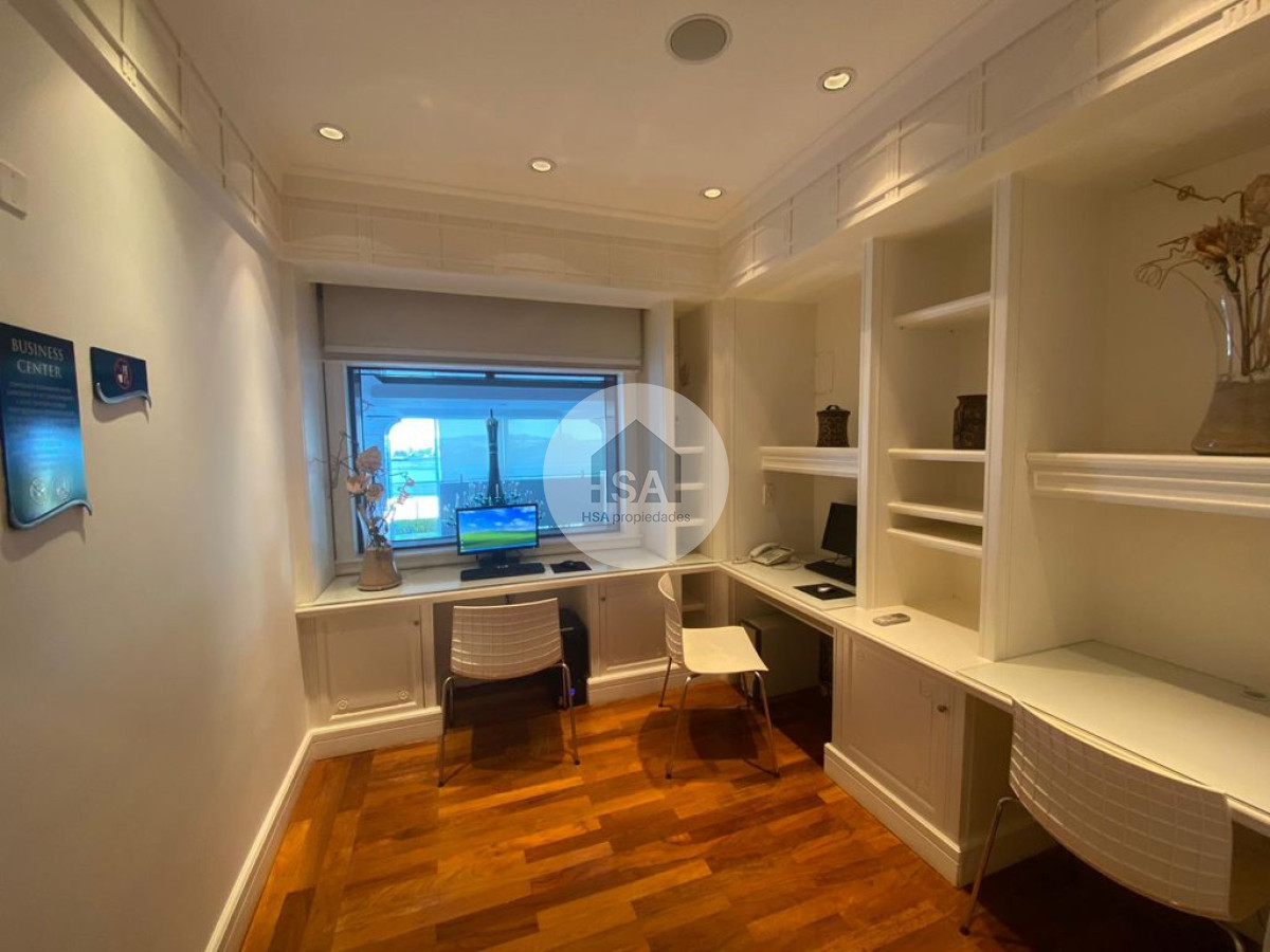 Apartamento ID.623 - OPORTUNIDAD En primera línea frente al mar en playa Mansa, 2 dormitorios en suite