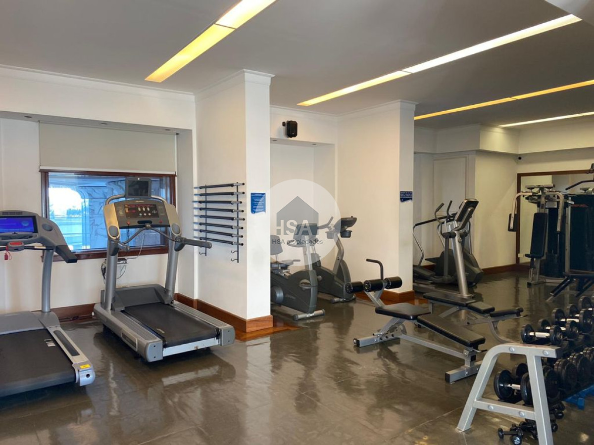 Apartamento ID.623 - OPORTUNIDAD En primera línea frente al mar en playa Mansa, 2 dormitorios en suite