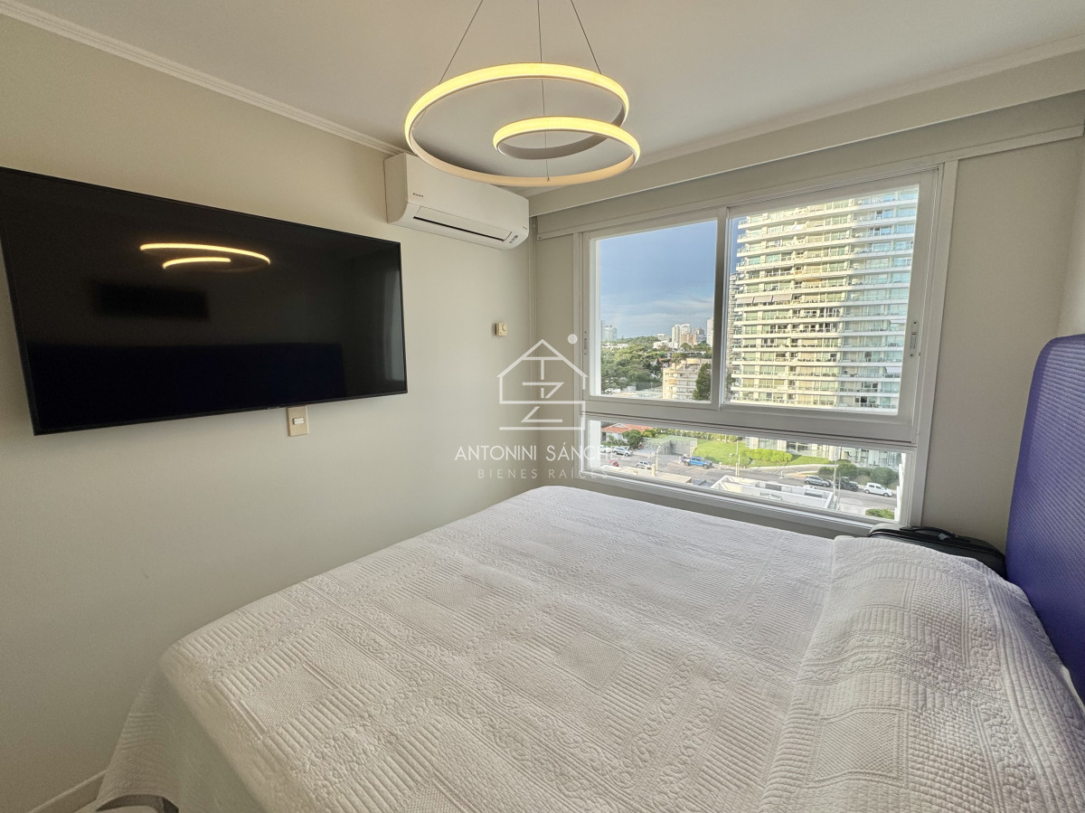 Apartamento ID.2010 - VENTA En primera línea frente al mar en playa Mansa, 2 dormitorios en suite