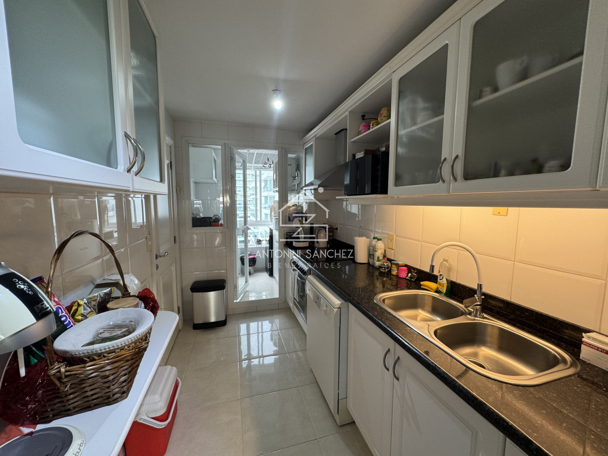 Apartamento ID.2010 - VENTA En primera línea frente al mar en playa Mansa, 2 dormitorios en suite