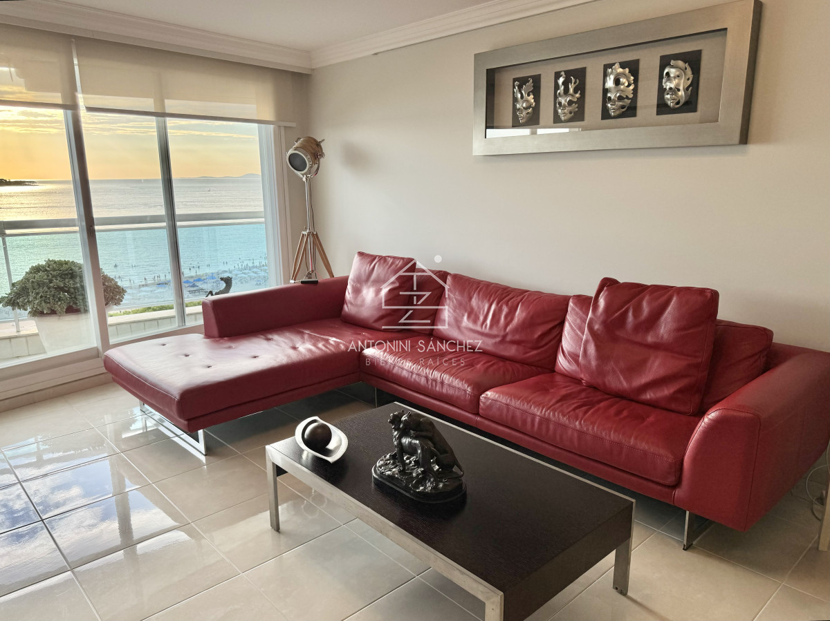 Apartamento ID.2010 - VENTA En primera línea frente al mar en playa Mansa, 2 dormitorios en suite