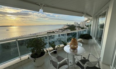 VENTA En primera línea frente al mar en playa Mansa, 2 dormitorios en suite