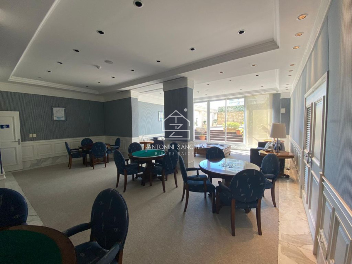 Apartamento ID.2010 - VENTA En primera línea frente al mar en playa Mansa, 2 dormitorios en suite