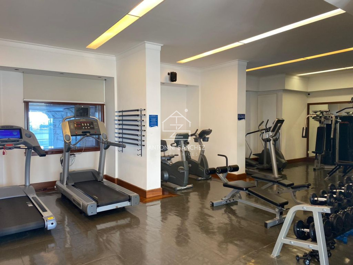 Apartamento ID.2010 - VENTA En primera línea frente al mar en playa Mansa, 2 dormitorios en suite