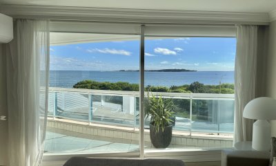 VENTA Primera línea 2 dormitorios ensuite, playa mansa zona Enjoy