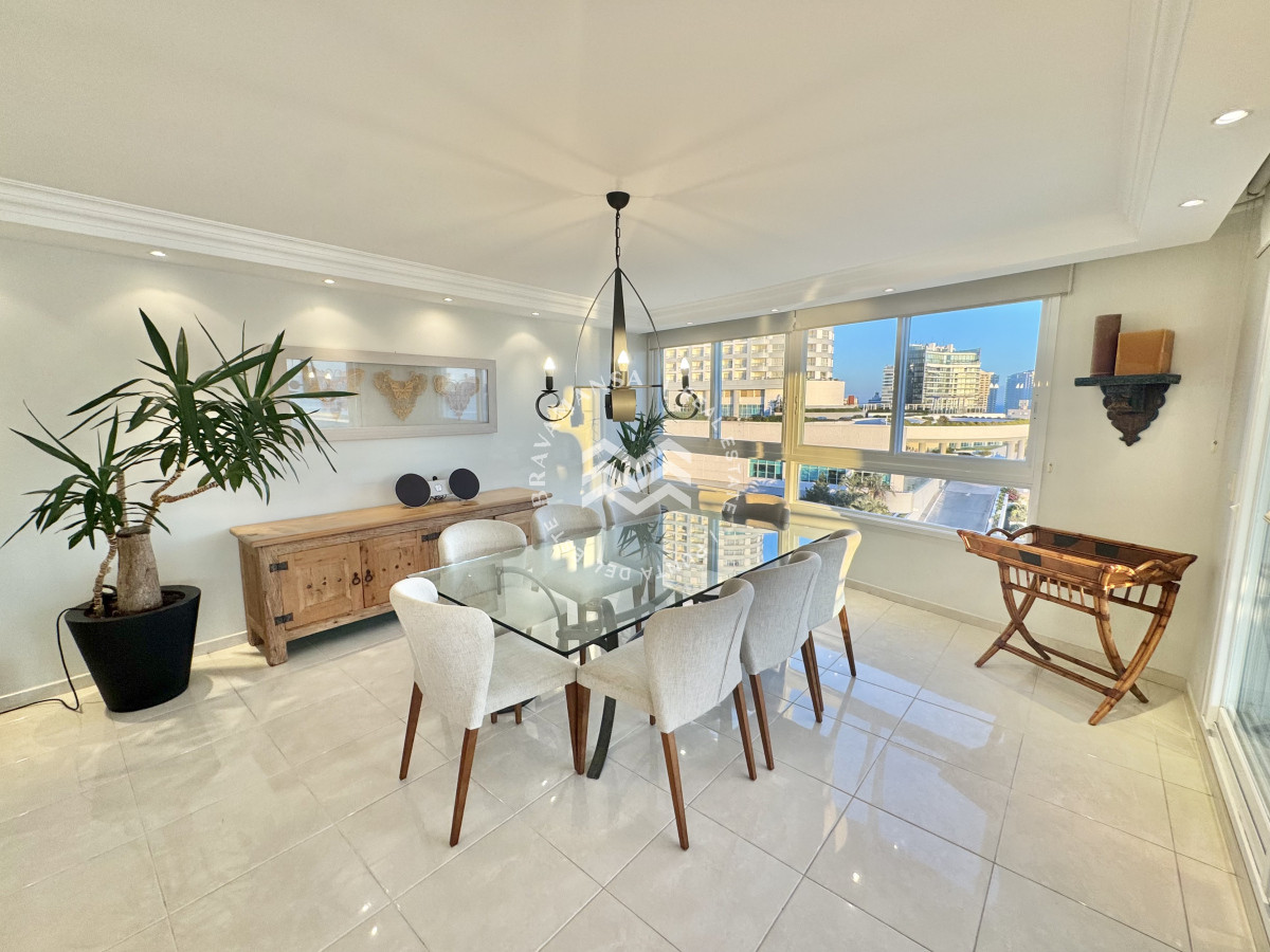 Apartamento ID.78 - Oportunidad en Playa Mansa, primera línea. 3 dormitorios y dependencia