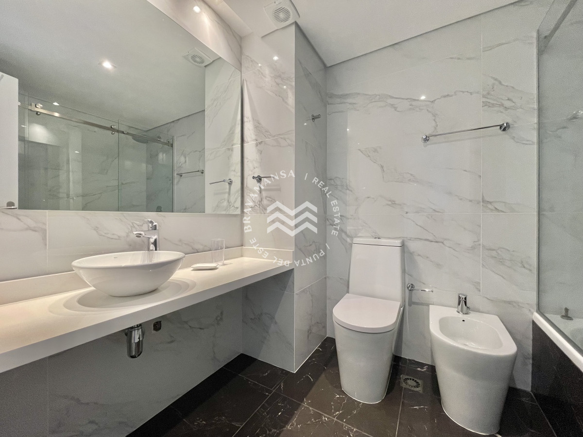 Apartamento ID.258 - Hermoso apartamento 3 dormitorios y servicio disponible en alquiler! Playa Mansa, frente al mar