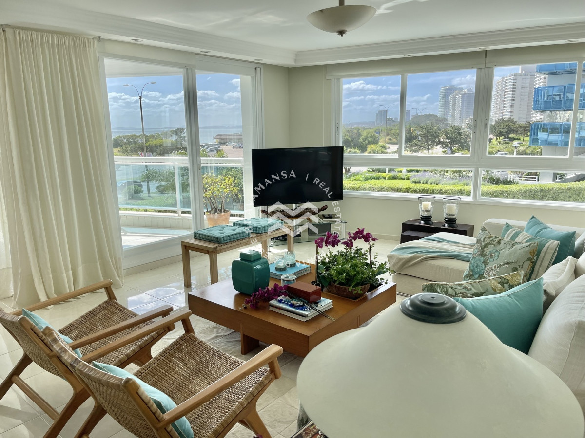 Apartamento ID.124 - Gran apartamento 4 dormitorios en suite y servicio en primera línea Punta del Este, Playa Mansa