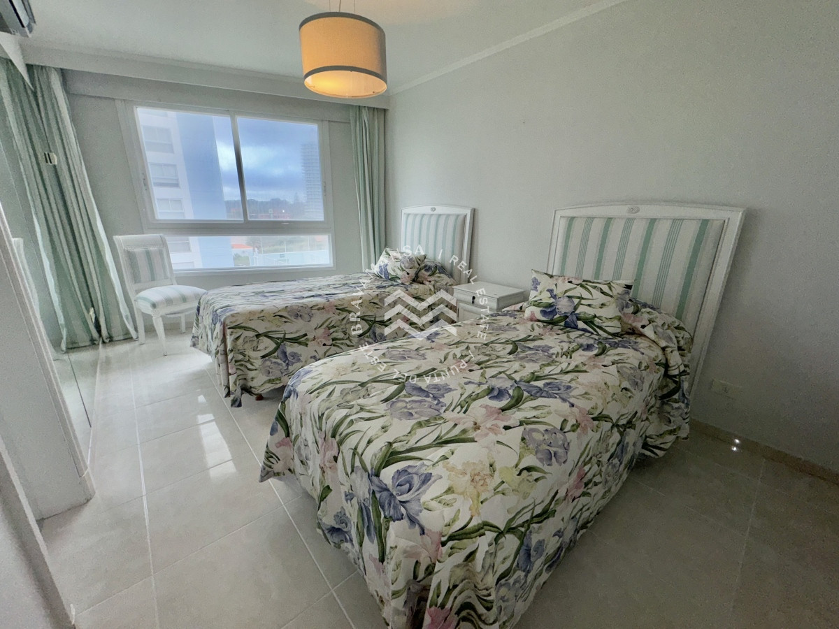 Apartamento ID.280 - Apartamento de 3 dormitorios y servicio frente al mar en Playa Mansa, ALQUILER TEMPORADA