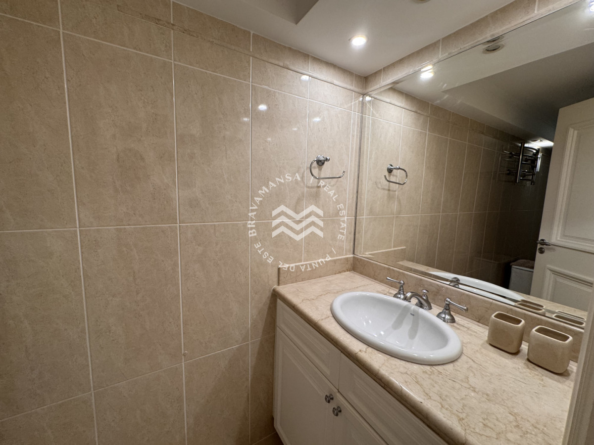 Apartamento ID.743 - Apartamento de 3 dormitorios en venta en emblemática torre de Playa Mansa, primera línea