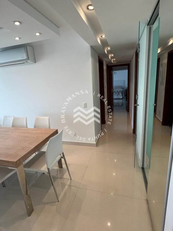 Apartamento ID.100 - ALQUILER INVERNAL 2 dormitorios Playa Mansa con vista al mar!