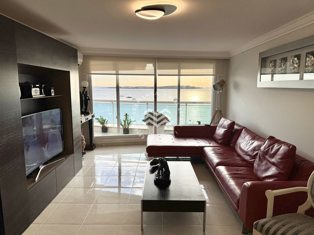 Apartamento ID.466 - VENTA En primera línea frente al mar en playa Mansa, 2 dormitorios en suite