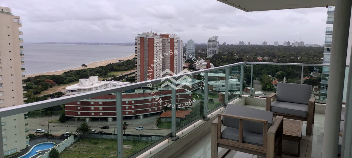 Apartamento ID.204 - Alquiler ANUAL 3 dormitorios en Playa Mansa frente al mar. Full amenities