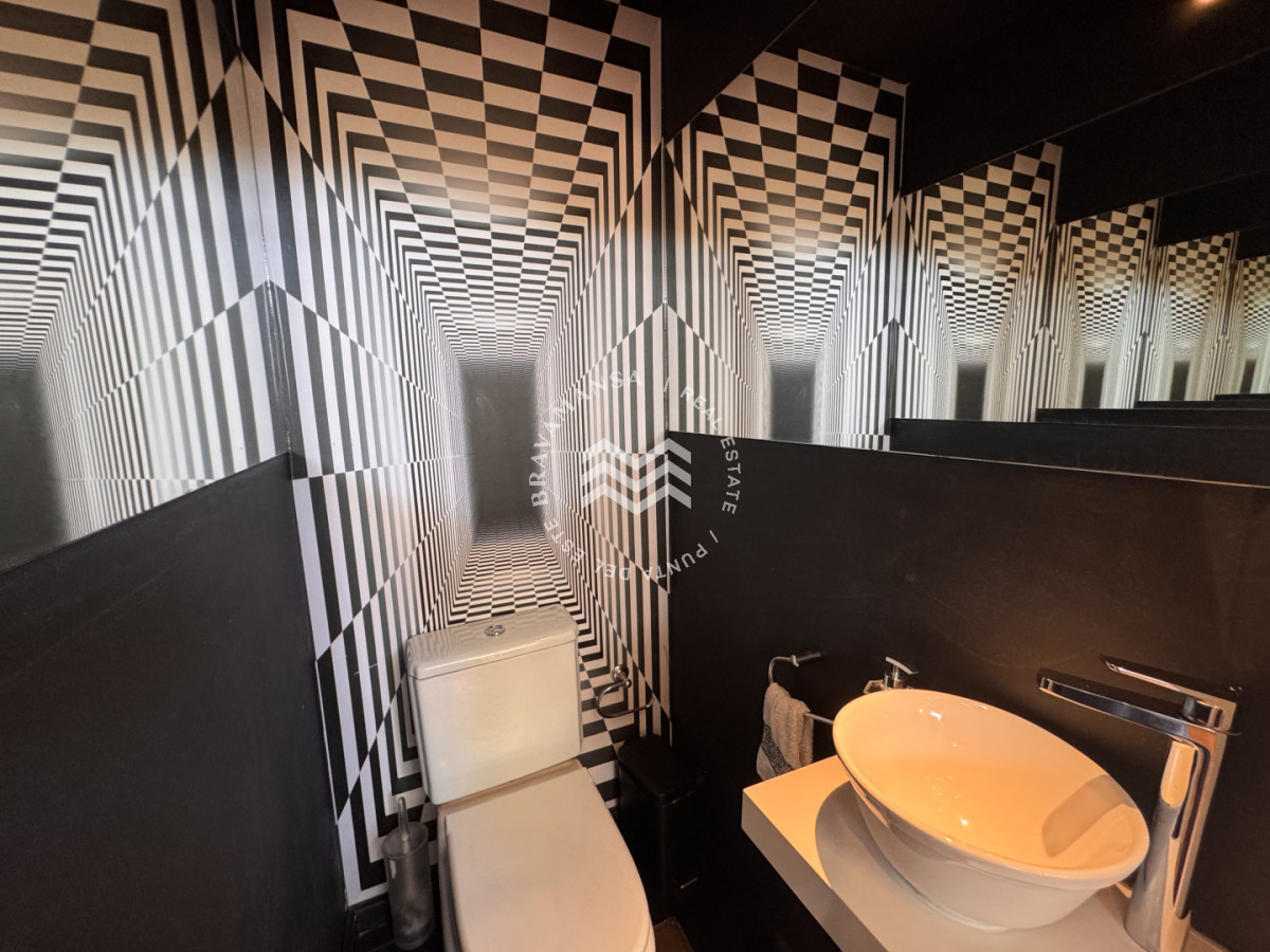 Apartamento ID.743 - Apartamento de 3 dormitorios en venta en emblemática torre de Playa Mansa, primera línea