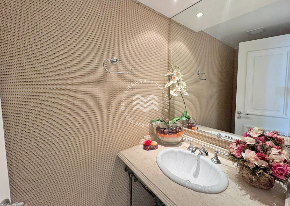 Apartamento ID.701 - VENTA Apartamento 3 dormitorios en excepcional edificio en Playa Mansa