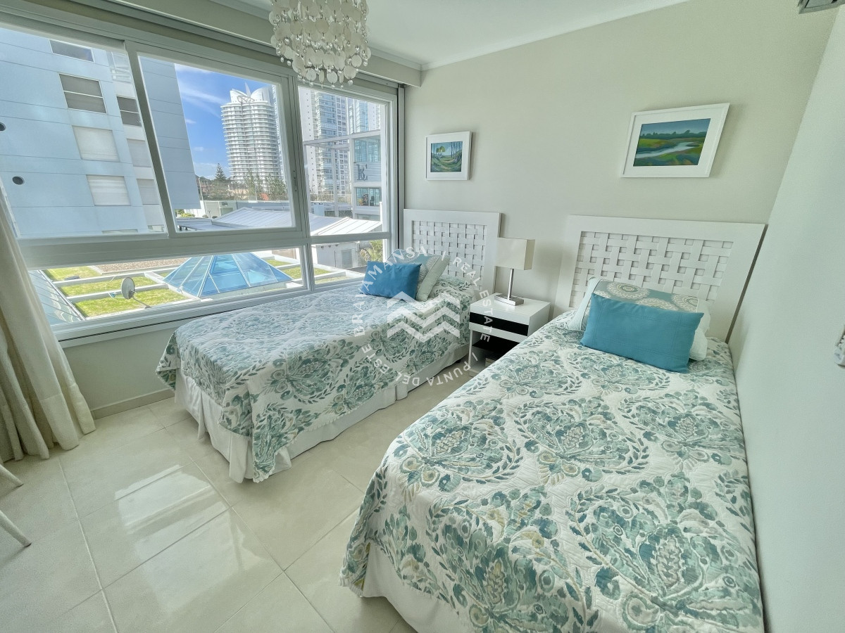 Apartamento ID.124 - Gran apartamento 4 dormitorios en suite y servicio en primera línea Punta del Este, Playa Mansa