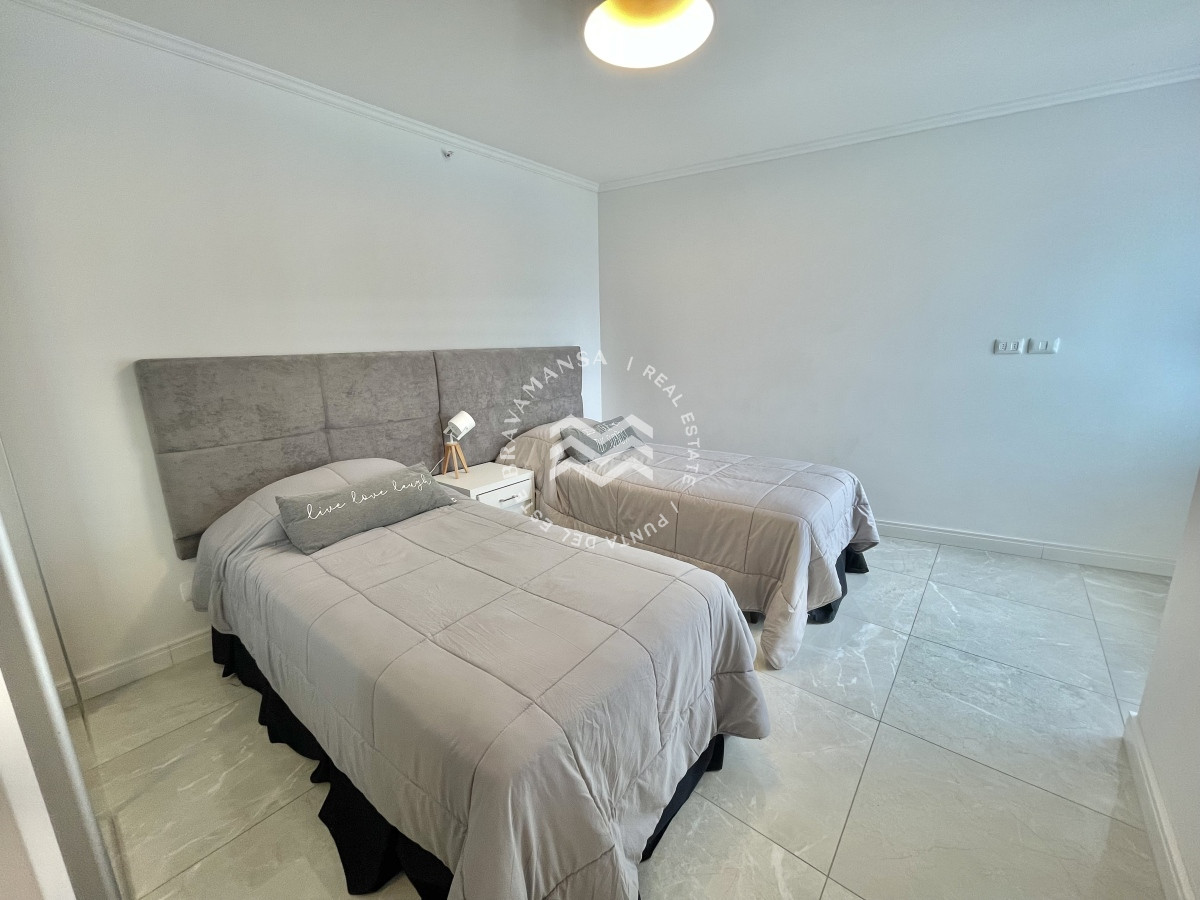 Apartamento ID.258 - Hermoso apartamento 3 dormitorios y servicio disponible en alquiler! Playa Mansa, frente al mar