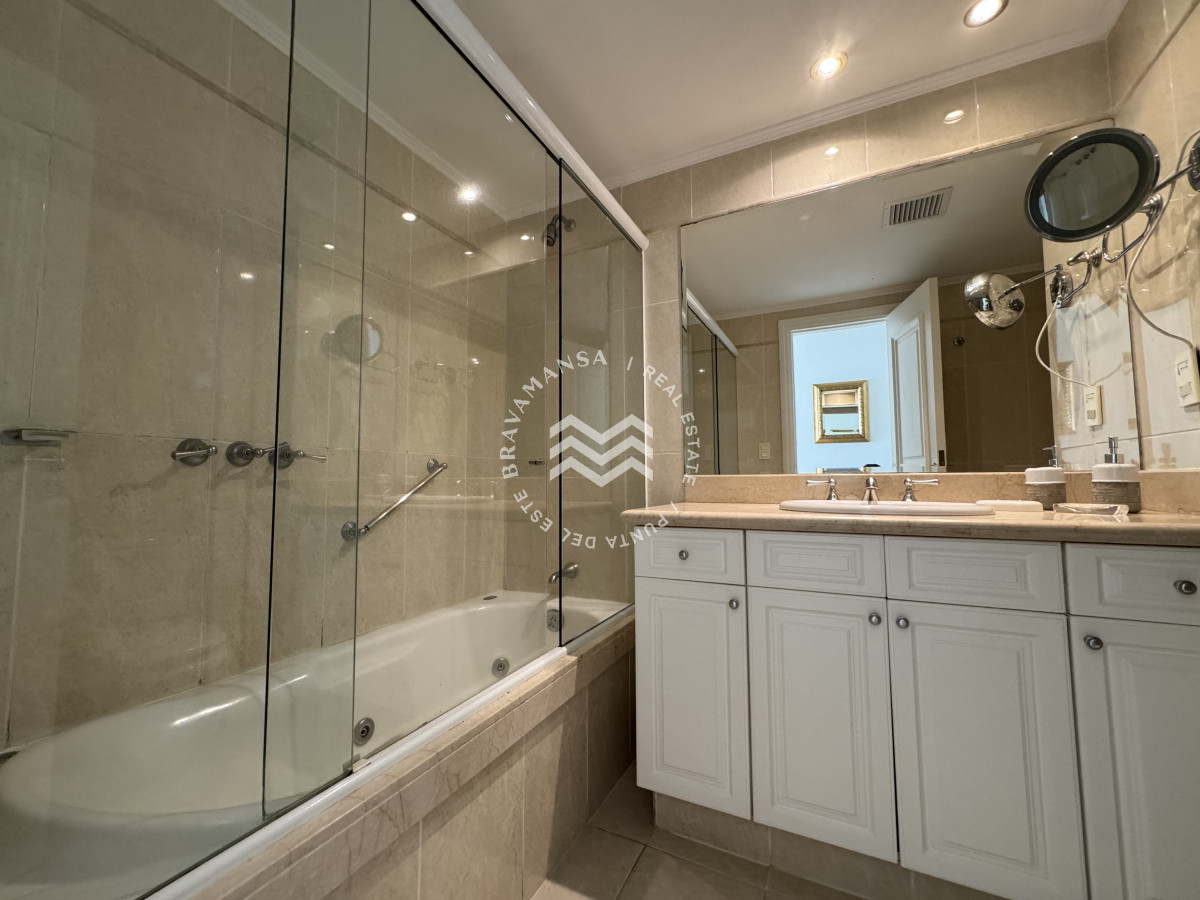 Apartamento ID.426 - Temporada 2026, Apto 2 dormitorios ensuite primera línea playa mansa