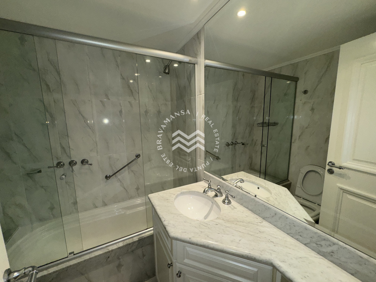 Apartamento ID.78 - Oportunidad en Playa Mansa, primera línea. 3 dormitorios y dependencia