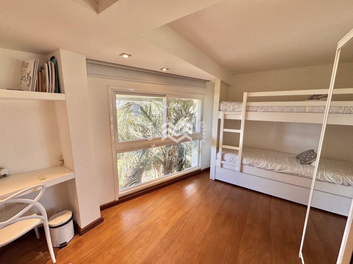 Apartamento ID.743 - Apartamento de 3 dormitorios en venta en emblemática torre de Playa Mansa, primera línea