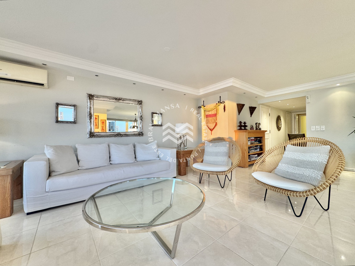 Apartamento ID.78 - Oportunidad en Playa Mansa, primera línea. 3 dormitorios y dependencia