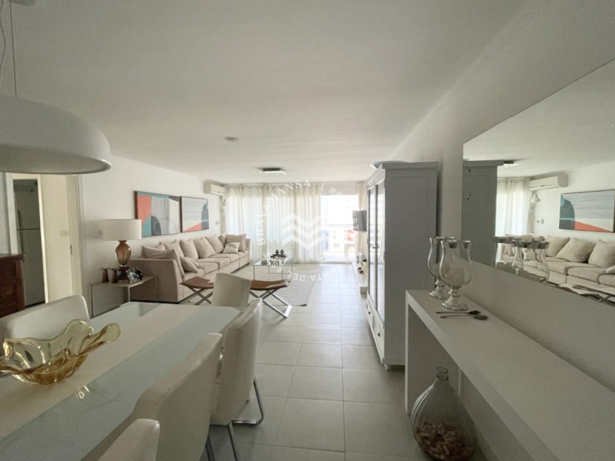 Apartamento ID.63 - VENTA Apto en Punta del Este 3 dormitorios 2 baños. Balcón con parrillero