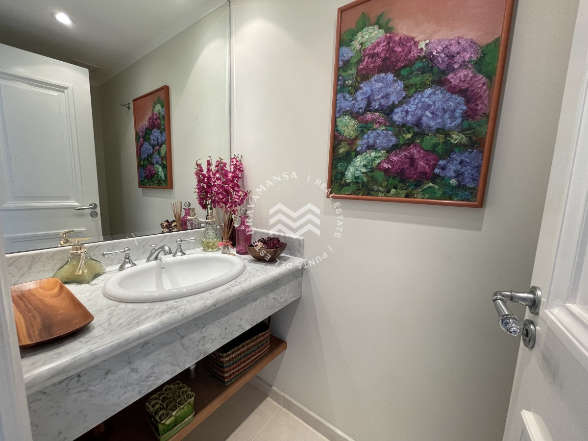 Apartamento ID.124 - Gran apartamento 4 dormitorios en suite y servicio en primera línea Punta del Este, Playa Mansa