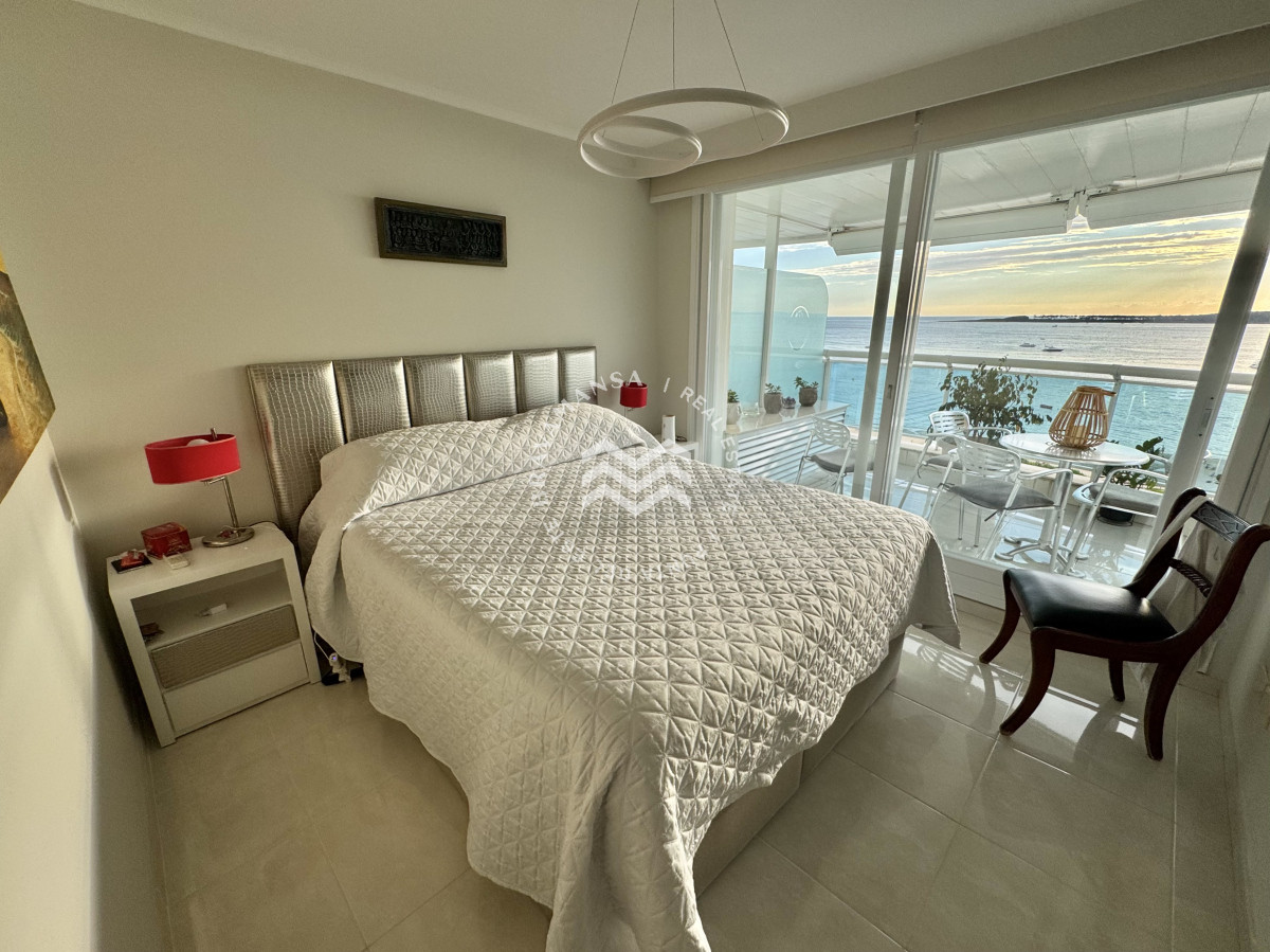 Apartamento ID.466 - VENTA En primera línea frente al mar en playa Mansa, 2 dormitorios en suite