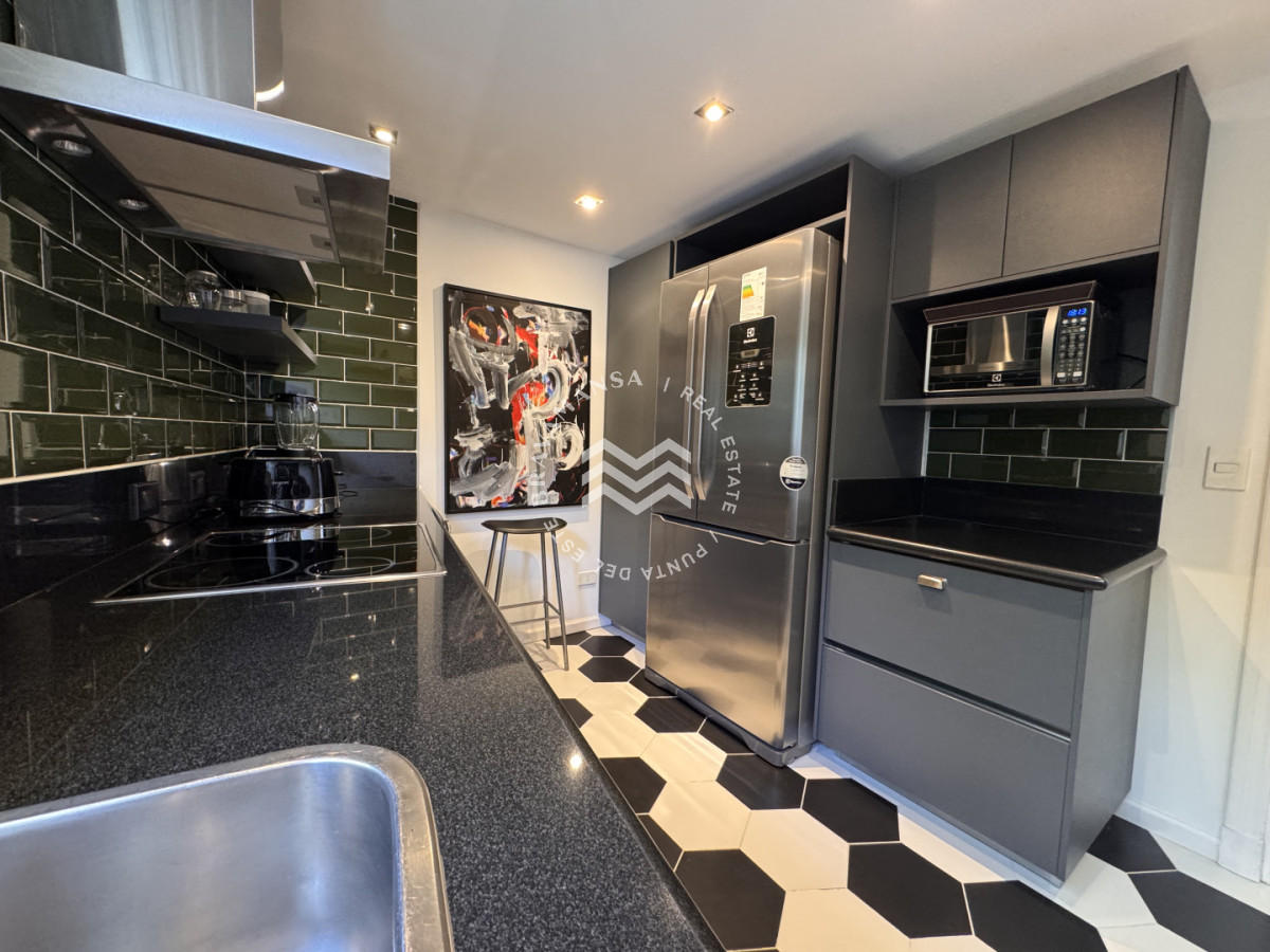 Apartamento ID.743 - Apartamento de 3 dormitorios en venta en emblemática torre de Playa Mansa, primera línea