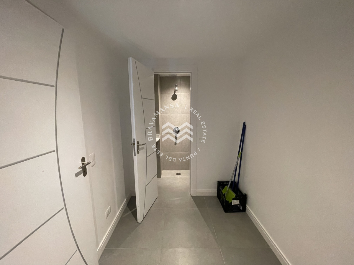 Apartamento ID.258 - Hermoso apartamento 3 dormitorios y servicio disponible en alquiler! Playa Mansa, frente al mar