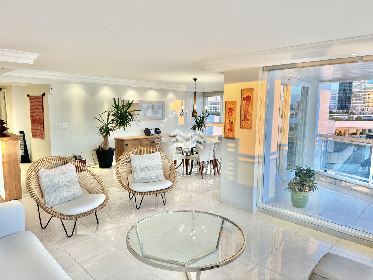 Apartamento ID.78 - Oportunidad en Playa Mansa, primera línea. 3 dormitorios y dependencia