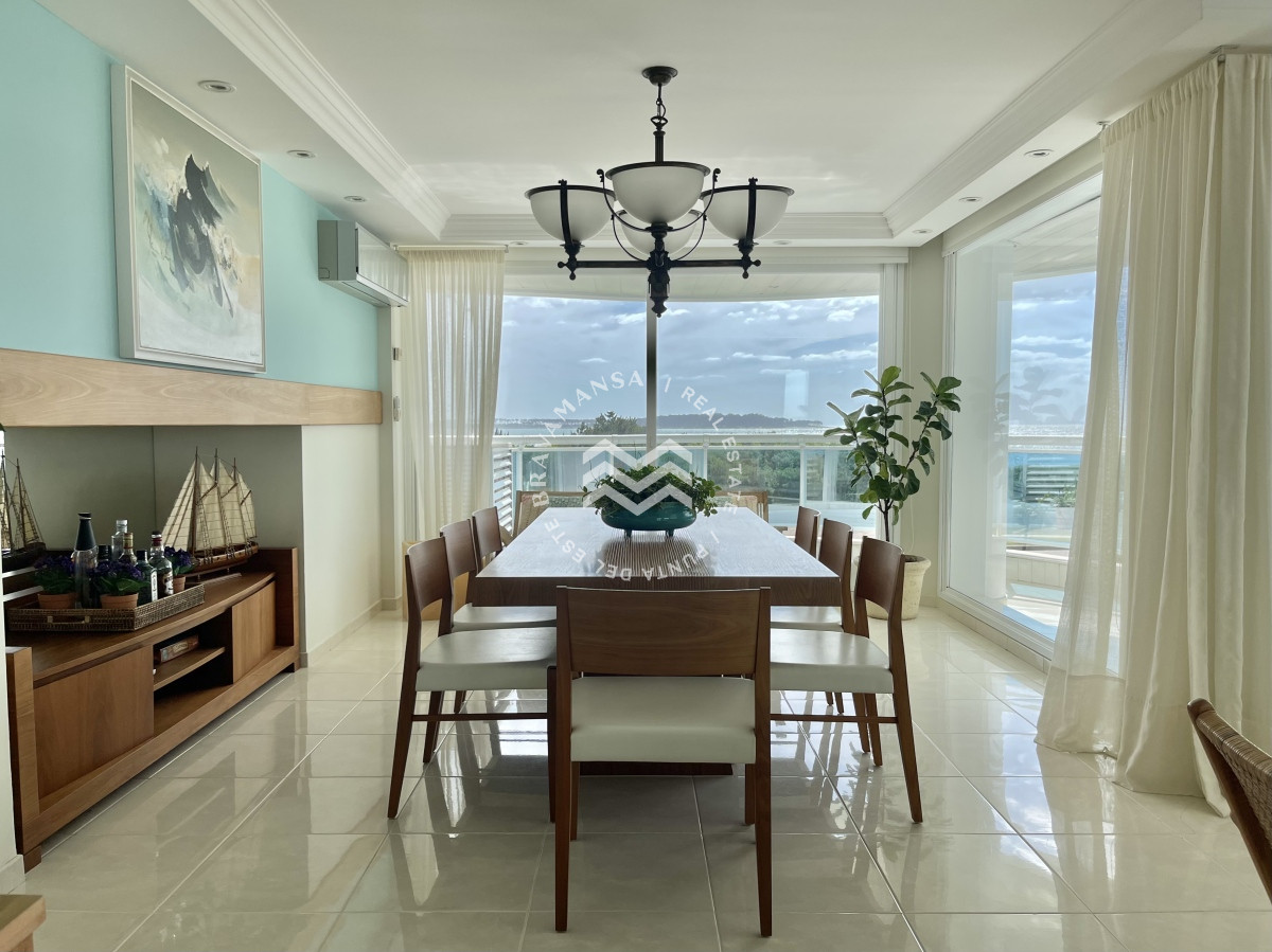 Apartamento ID.124 - Gran apartamento 4 dormitorios en suite y servicio en primera línea Punta del Este, Playa Mansa