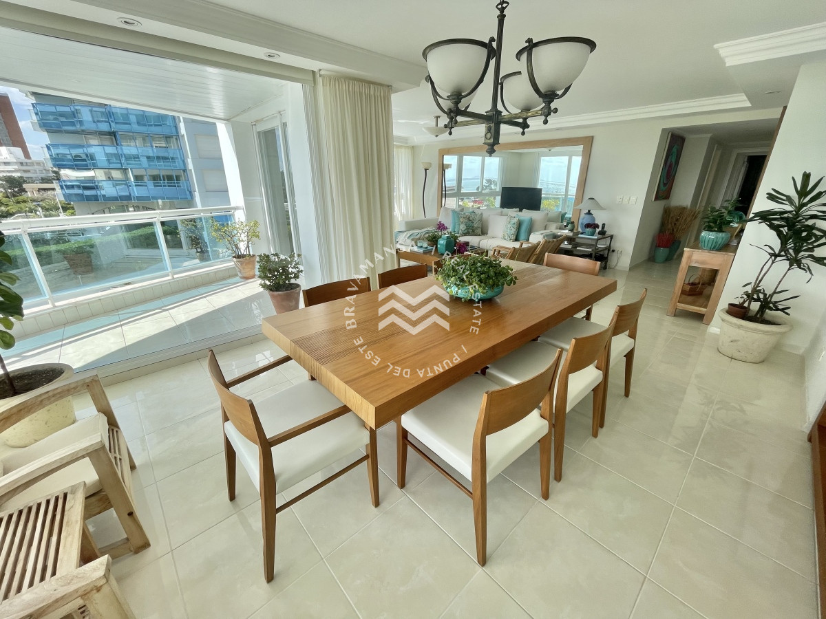 Apartamento ID.124 - Gran apartamento 4 dormitorios en suite y servicio en primera línea Punta del Este, Playa Mansa