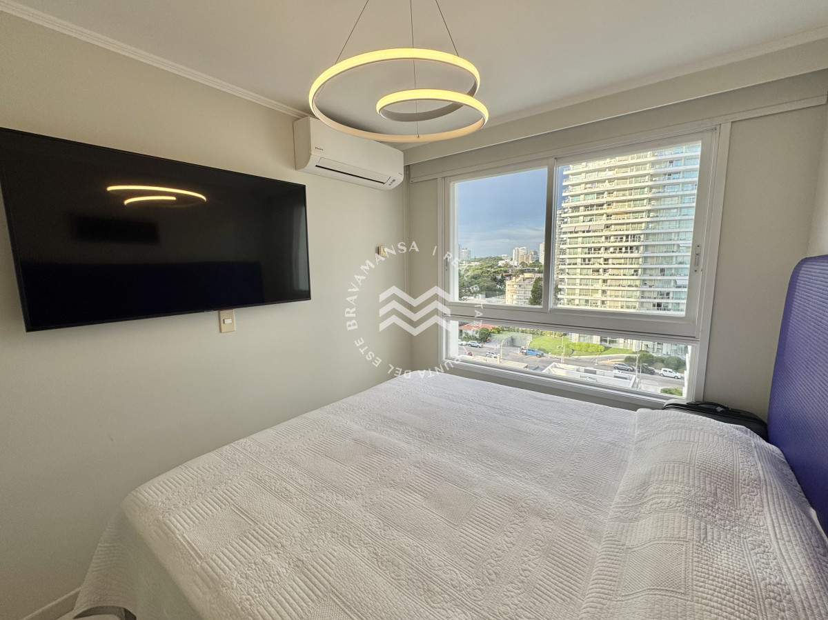 Apartamento ID.466 - VENTA En primera línea frente al mar en playa Mansa, 2 dormitorios en suite