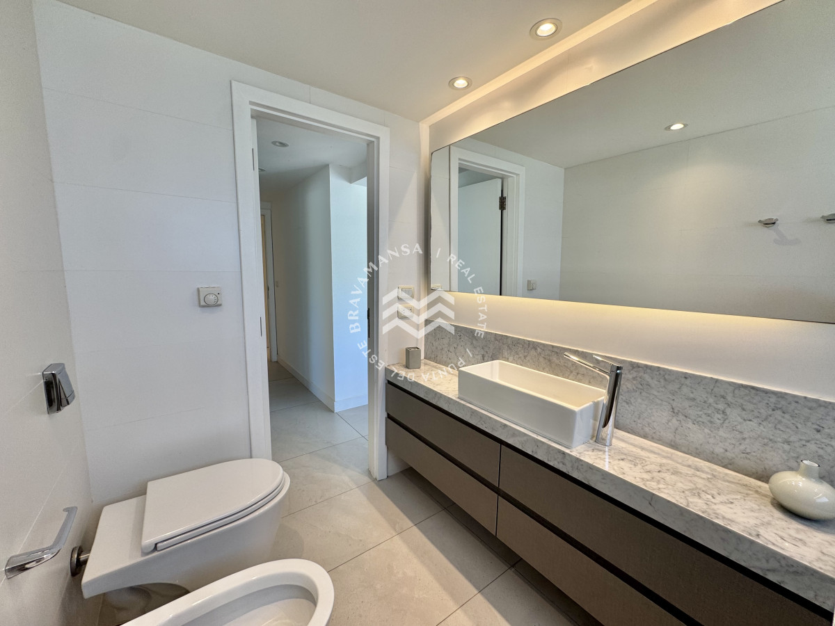 Apartamento ID.715 - VENTA Gran apartamento en Playa Brava, 3 dormitorios y dependencia servicio