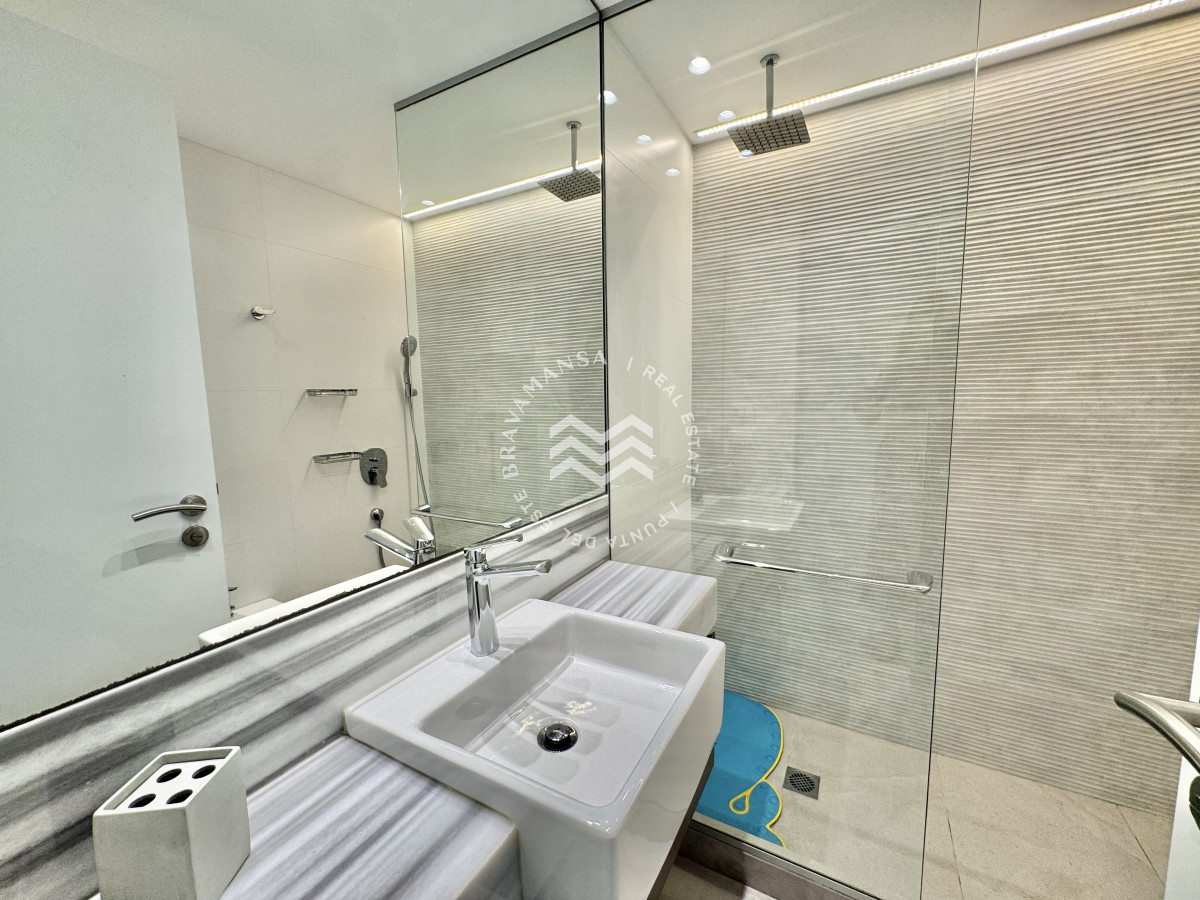 Apartamento ID.715 - VENTA Gran apartamento en Playa Brava, 3 dormitorios y dependencia servicio