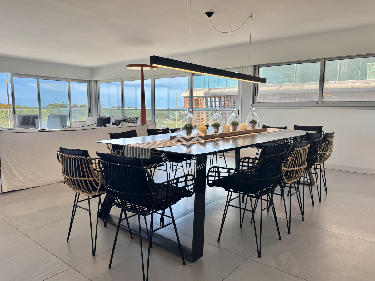 Apartamento ID.715 - VENTA Gran apartamento en Playa Brava, 3 dormitorios y dependencia servicio