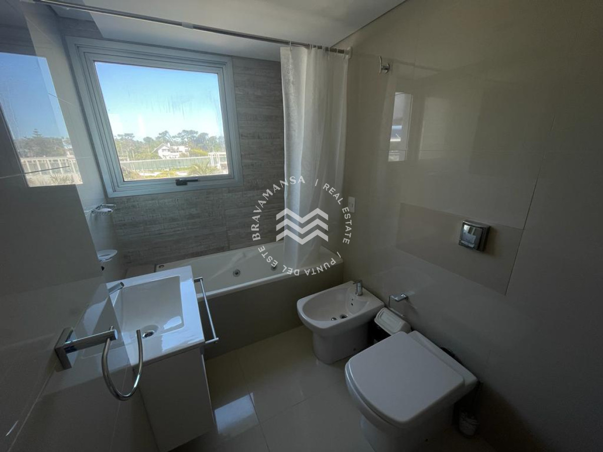Apartamento ID.10 - Amplio apartamento de 3 dormitorios en Playa Brava con vista al mar